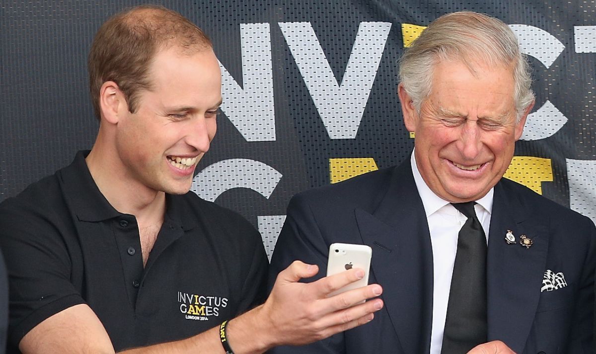 Regele Charles III Promite să Modernizeze Monarhia… cu un Smartphone în Fiecare Cameră!