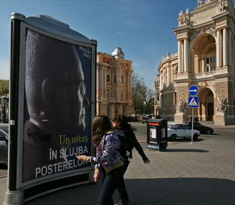 Noul bestseller al lui Nicolae Ciucă: „Un ostaș în slujba posterelor” – cum să cucerești autostrăzile României cu campanii publicitare