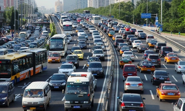 Traficul din România: O Aventură Urbană! Cine Are Mai Multe Șanse, Șoferul sau Scoica pe Drum?