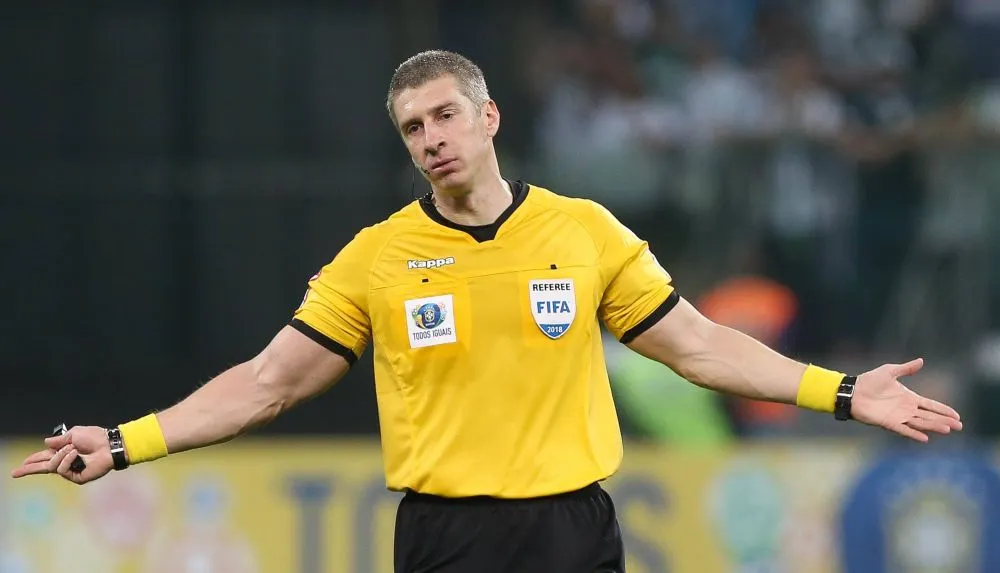 Nouă Regula FIFA: Pe Terenul de Fotbal Se Vor Folosi Acum Săbii de Lemn pentru a Îmbunătăți Arbitrul