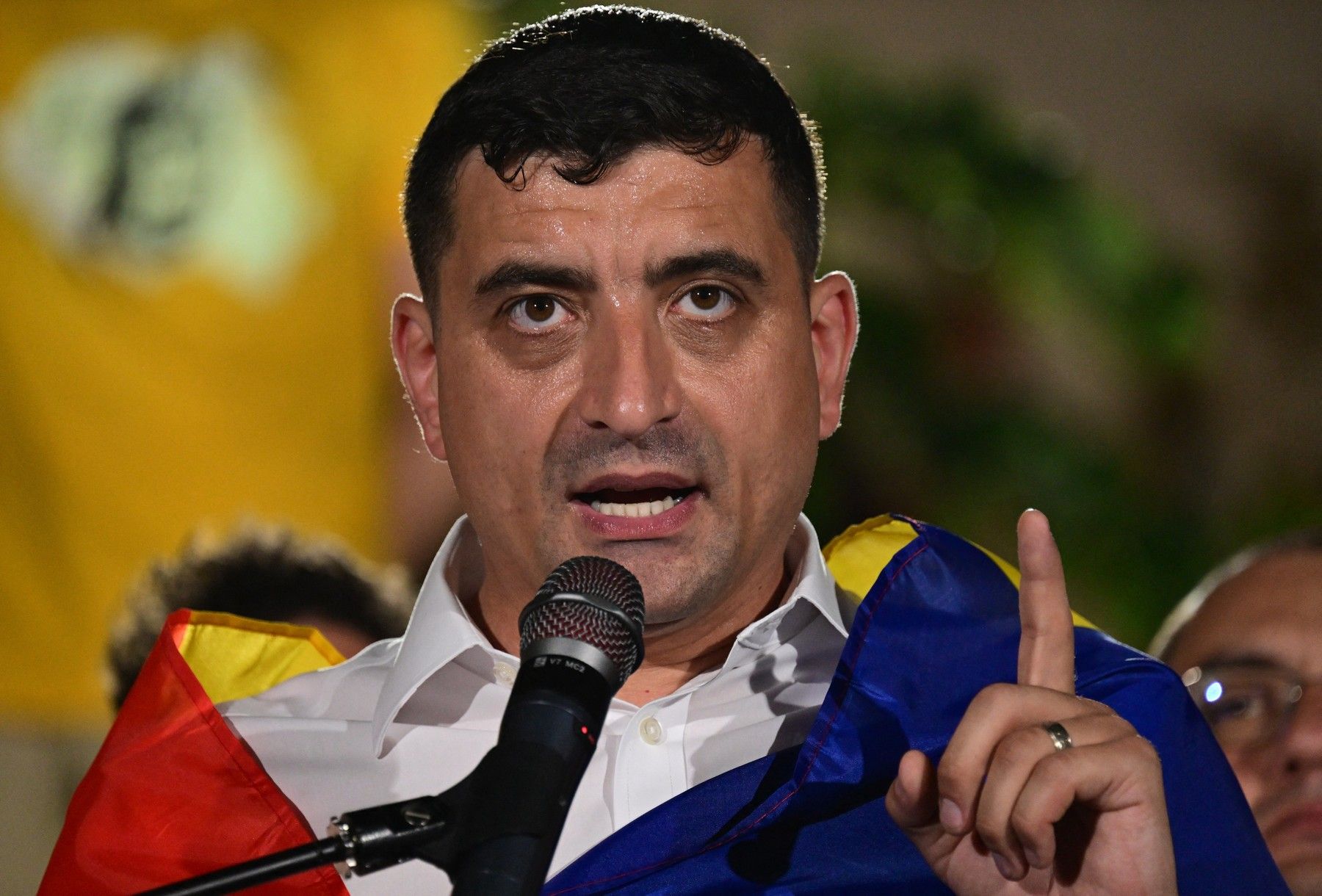 George Simion, judecă lumea și Statul Major pentru turul doi