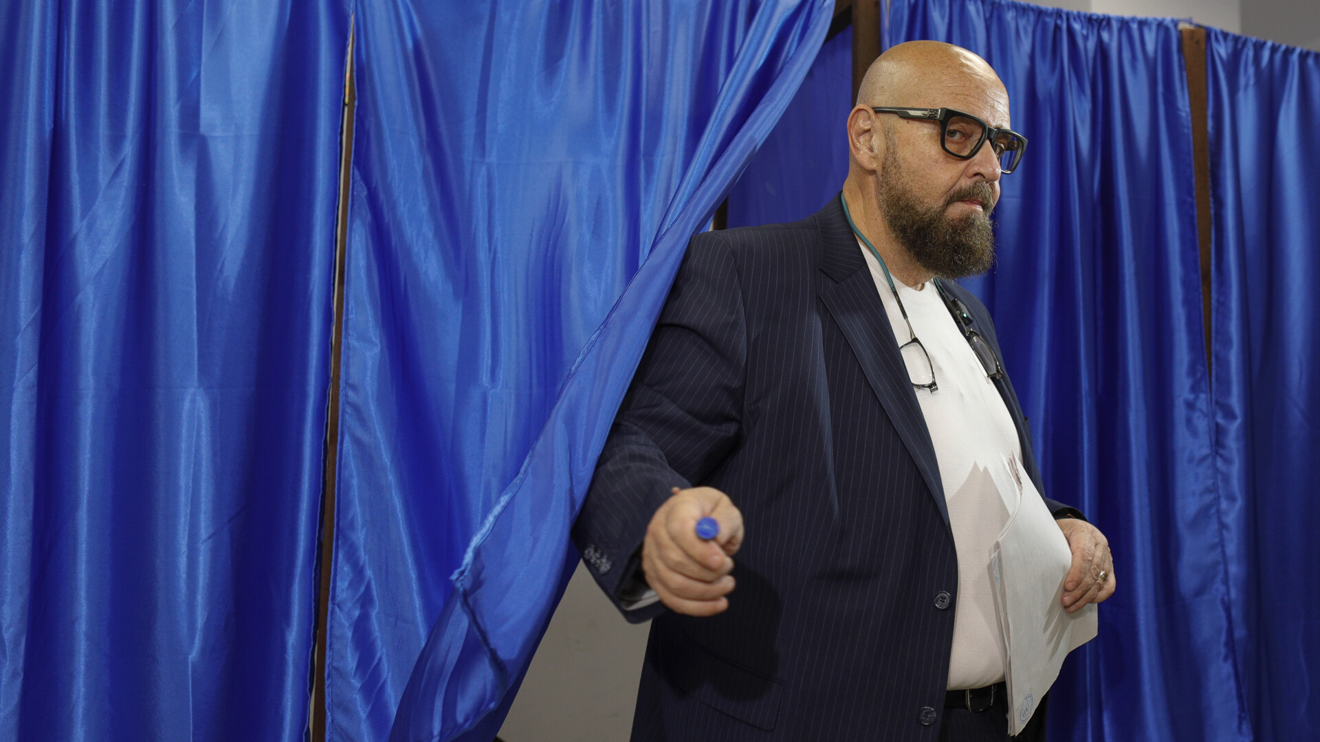 Piedone: Inspectorul Publicitar – Scandaluri și Fast-Food ca Strategie Politică